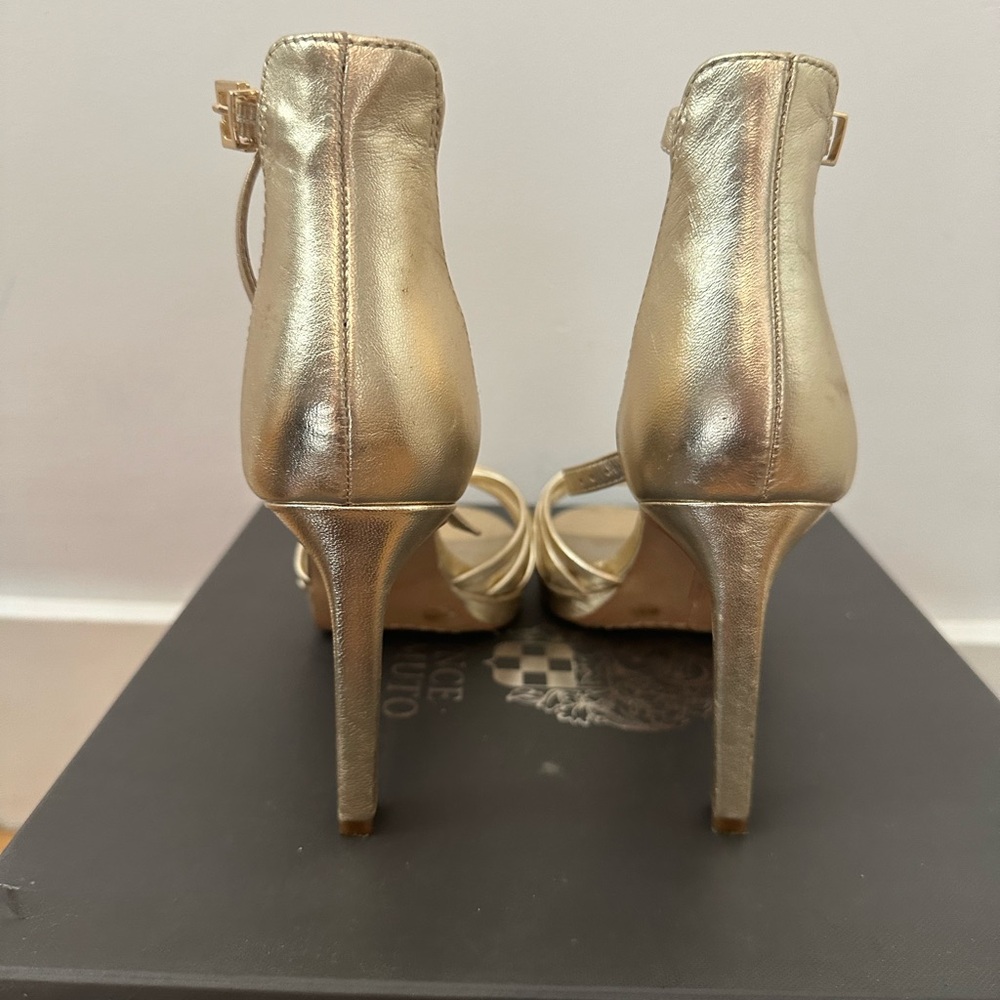 Gold heels! - Picture 4 of 5